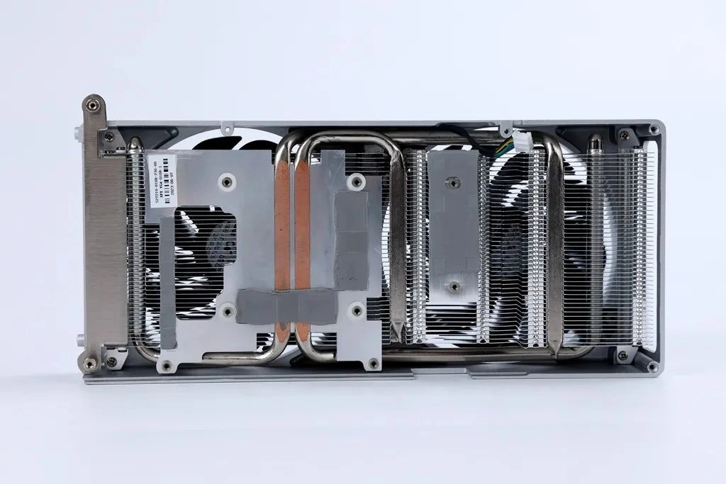 The graphics card uses a new generation of cold star delta e cooling system with integrated vertical cooling fins